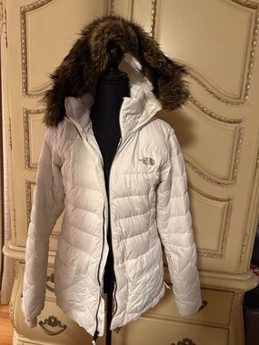 The North Face Women's White Quilted Puffer Jacket with Faux Fur Hood